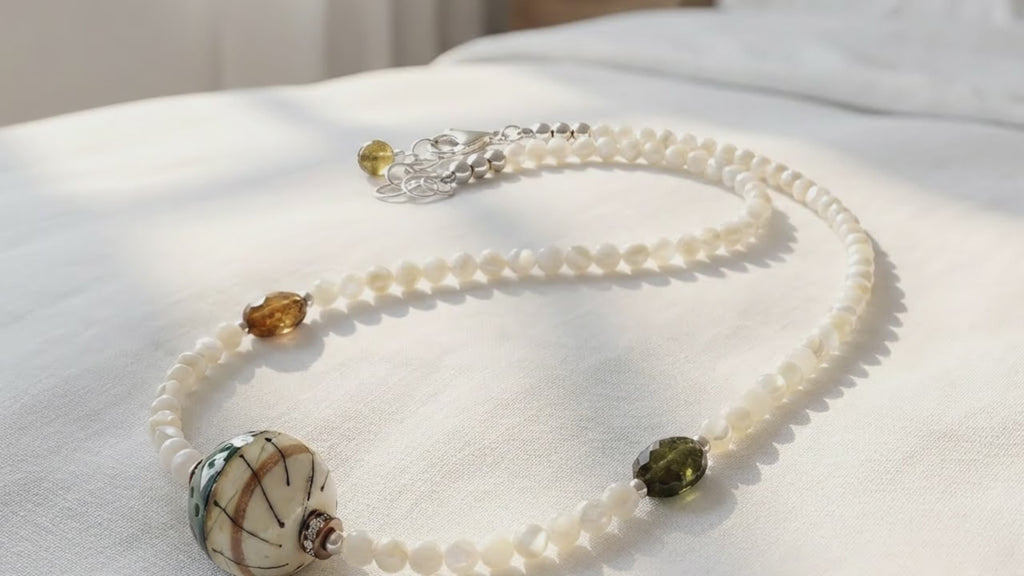 Video of Jacinthe Necklace.