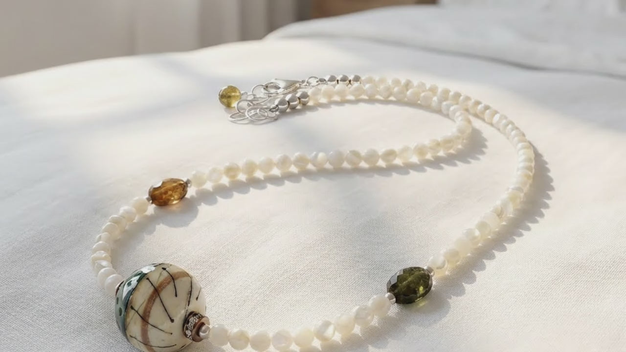 Video of Jacinthe Necklace.