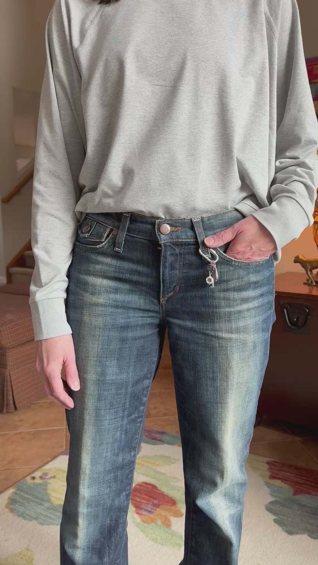 Video of keychain attached to belt loop on a blue jeans